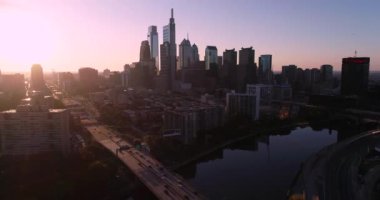 Philadelphia Pennsylvania Cityscape ve Arkaplanda Güzel Günbatımı Işığı. Schuylkill Nehri ve Vine Caddesi Otoyolu. 4k