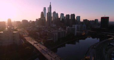 Philadelphia Pennsylvania Cityscape ve Arkaplanda Güzel Günbatımı Işığı. Schuylkill Nehri ve Tren İstasyonu. 4k