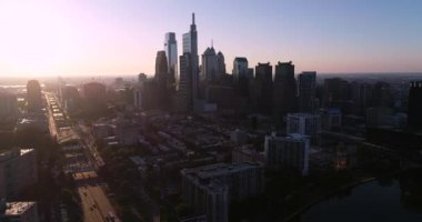 Philadelphia Pennsylvania Cityscape ve Arkaplanda Güzel Günbatımı Işığı. Schuylkill Nehri ve Vine Caddesi Otoyolu. 4k