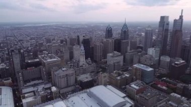 Philadelphia Skyline 'da. Arka planda gökdelenleri ve İş Bölgesi olan şehir manzarası. İHA
