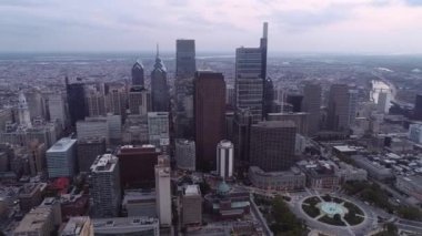 Philadelphia Skyline 'da. Gökdelenleri ve İş Bölgesi Logan Meydanı Çeşmesi Katedrali olan şehir manzarası. İHA