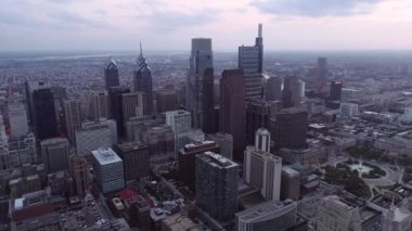 Philadelphia Skyline 'da. Gökdelenleri ve İş Bölgesi Logan Meydanı Çeşmesi Katedrali olan şehir manzarası. İHA