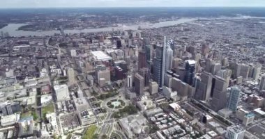 Philadelphia Cityscape 'in arka planında iş bölgesi ve nehir var. 4k kalite