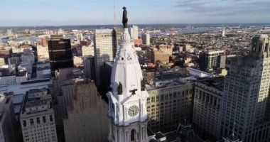 Philadelphia Belediye Kulesi 'nde William Penn' in heykeli. Güzel şehir manzarası. İş bölgesi ve şehir merkezi. Güneş ışığı. Delaware Nehri. Pennsylvania 4k