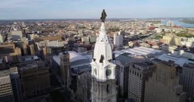 Philadelphia Belediye Kulesi 'nde William Penn' in heykeli. Güzel şehir manzarası. İş bölgesi ve şehir merkezi. Güneş ışığı. Delaware Nehri. Pennsylvania 4k