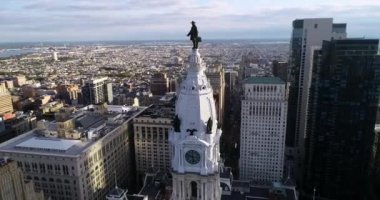 Philadelphia Belediye Kulesi 'nde William Penn' in heykeli. Güzel şehir manzarası. İş bölgesi ve şehir merkezi. Günaydın Günışığı. 4k