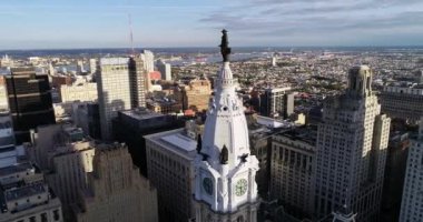Philadelphia Belediye Kulesi 'nde William Penn' in heykeli. Güzel şehir manzarası. İş bölgesi ve şehir merkezi. Pensilvanya 4k