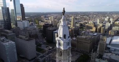 Philadelphia Belediye Kulesi 'nde William Penn' in heykeli. Güzel şehir manzarası. İş bölgesi ve şehir merkezi. Güneş ışığı. Delaware Nehri. Pennsylvania 4k