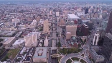 Philadelphia 'daki Vine Caddesi Otobanı. Gökdelenleri ve Delaware nehri olan şehir manzarası, Arka planda Ben Franklin Köprüsü. İHA