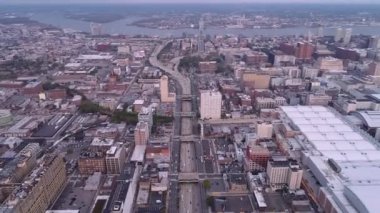 Philadelphia 'daki Vine Caddesi Otobanı. Gökdelenleri ve Delaware nehri olan şehir manzarası, Ben Franklin Köprüsü, Arka plandaki Kongre Merkezi. İHA