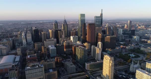 背景にはフィラデルフィア市の夕日の光 ローガンスクエアとビジネス地区 — ストック動画