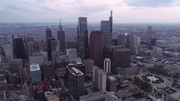 Philadelphia Skyline Stadsgezicht Met Wolkenkrabbers Het Zakendistrict Logan Square Fontein — Stockvideo