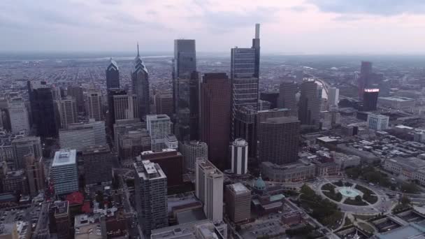 Philadelphia Skyline Cityscape Skyscrapers Business District Logan Square Fountain Cathedral — Vídeo de stock