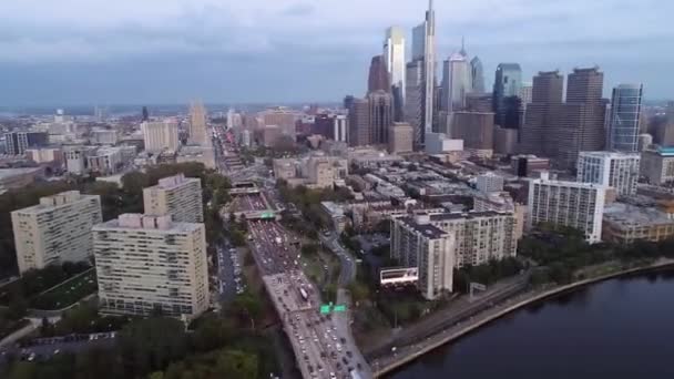 Philadelphia Vine Street Expressway Business District Skyscrapers Background Pennsylvania Drone — Stock Video