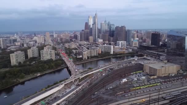 Philadelphia Vine Street Expressway Schuylkill River Railway Train Station Cityscape — 비디오