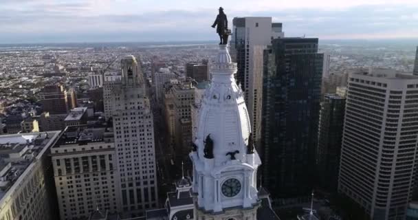 Статуя Уильяма Пенна Филадельфийской Ратуше Красивый Городской Пейзаж Деловой Район — стоковое видео