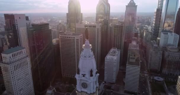 Posąg Williama Penna Wieży Ratusza Filadelfii Piękny Pejzaż Dzielnica Biznesowa — Wideo stockowe