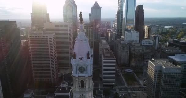 Socha Williama Penna Radniční Věži Philadelphii Nádherná Panoramata Obchodní Čtvrť — Stock video