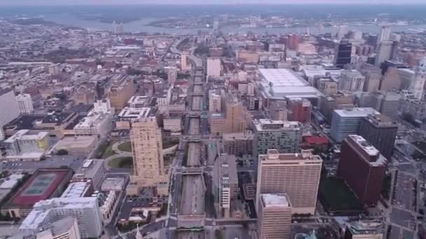 Vine Street Expressway Philadelphia Cityscape Skyscrapers Delaware River Ben Franklin – stockvideo