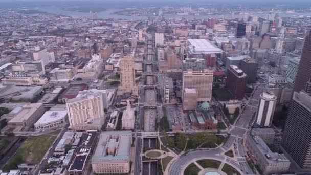Vine Street Gyorsforgalmi Philadelphiában Városkép Felhőkarcolókkal Delaware Folyóval Ben Franklin — Stock videók