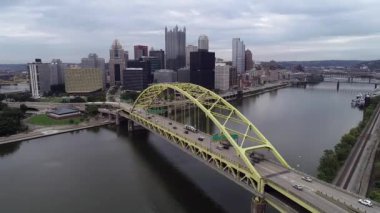 Pittsburgh, Pennsylvania 'daki Fort Pitt Köprüsü. Ön planda trafik, Arka planda Gökdelenleri olan şehir manzarası.