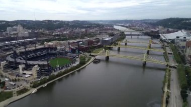 Pittsburgh City bulutlu bir günde, Pennsylvania 'da. Gündüz vakti iş bölgesi ve nehir ile arka planda üç köprü. Arkaplanda PNC Parkı