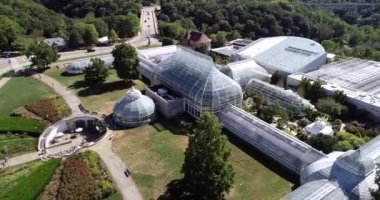 Phipps Konservatuarı ve Pittsburgh, Pennsylvania, ABD 'deki Botanik Bahçeleri. Schenley Park 'ın bahçıvanlık merkezinde botanik bahçeleri ve çelik cam bir Viktorya serası bulunuyor.