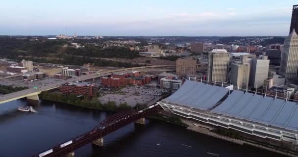 宾夕法尼亚匹兹堡的空中景观 商业区和以火车桥为背景的Allegheny河 — 图库视频影像