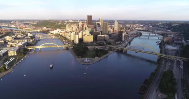 Aerial View Pittsburgh Pennsylvania Downtown Two Rivers Background Ferry Water — Stockvideo