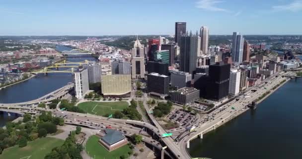 宾夕法尼亚州匹兹堡市的风景 商业区 市中心 背景中的摩天大楼和河流 Drone的观点 — 图库视频影像
