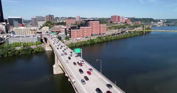 Flygfoto Över Pittsburgh Pennsylvania Dagtid Med Affärsdistrikt Och Trafik Bakgrunden — Stockvideo