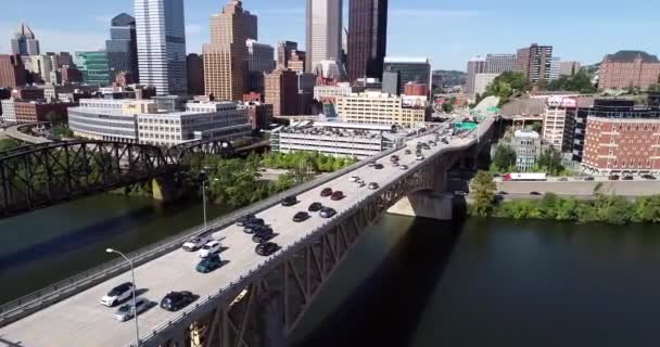 宾夕法尼亚匹兹堡的空中景观 白天与商业区和交通背景 Monongahela河与自由桥 — 图库视频影像