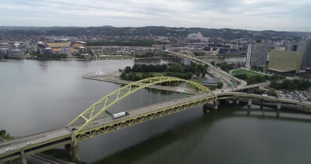 宾夕法尼亚州匹兹堡的皮特堡大桥背景交通 — 图库视频影像