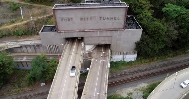 Fort Pitt Tunnel Bridge Pittsburgh Pennsylvania Traffic Background — ストック動画