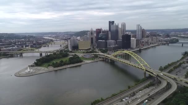 宾夕法尼亚州匹兹堡市多云的天气 白天与商业区和河流有三座桥梁为背景 皮特堡大桥在前方 — 图库视频影像