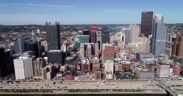 宾夕法尼亚州匹兹堡市的风景 这座城市因桥梁而闻名 摩天大楼和背景交通 明媚艳阳天 — 图库视频影像