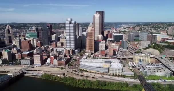 宾夕法尼亚州匹兹堡市的风景 这座城市因桥梁而闻名 摩天大楼 交通和Monongahela河背景 明媚艳阳天 — 图库视频影像