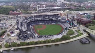 Pittsburgh 'daki PNC Baseball Parkı. PNC Park 2001 'den beri Pittsburgh Pirates' a ev sahipliği yapıyor. Allegheny Nehri Önplanda