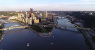 Pittsburgh Şehri, Pennsylvania. Gündüz vakti iş bölgesi ve nehir arka planda. Önplandaki Point State Parkı