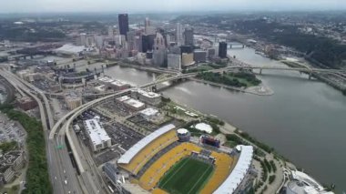 Önplandaki Pittsburgh, Pennsylvania ve Heinz Futbol Stadyumu 'nun hava görüntüsü.