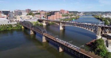 Pittsburgh, Pennsylvania 'nın hava manzarası. Arka planda Panhandle köprüsünde gündüz ve Monongahela nehri ve metro trenleri