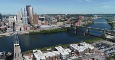 Pittsburgh, Pennsylvania 'nın hava manzarası. Gündüz vakti iş bölgesi ve Monongahela nehri, Özgürlük köprüsü