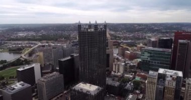 Pittsburgh, Pennsylvania 'nın hava manzarası. Şehir merkezinde iş kulesi var.