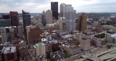 Pittsburgh, Pennsylvania 'nın hava manzarası. Arka planda iş bölgesi olan gündüz kuşağı