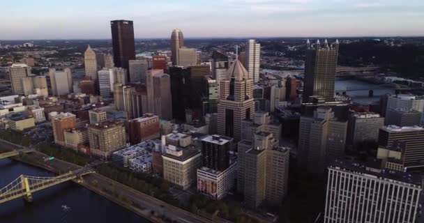 Letecký Pohled Pittsburgh Pensylvánii Obchodní Čtvrť Řeka Allegheny Vlakovým Mostem — Stock video