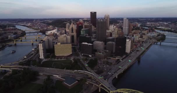 Luchtfoto Van Pittsburgh Pennsylvania Zakenwijk Rivieren Achtergrond Zonsondergang Licht — Stockvideo