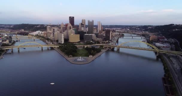 宾夕法尼亚匹兹堡的空中景观 商业区和河流 日落之光 — 图库视频影像