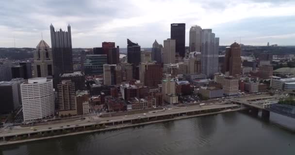 Aerial View Pittsburgh Pennsylvania Daytime Business District Monongahela River Background — Stockvideo