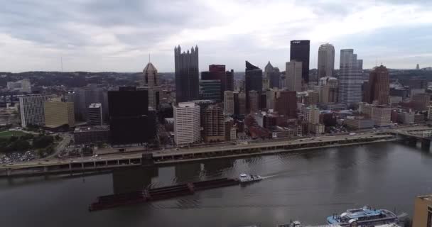Aerial View Pittsburgh Pennsylvania Daytime Business District Monongahela River Background — Video