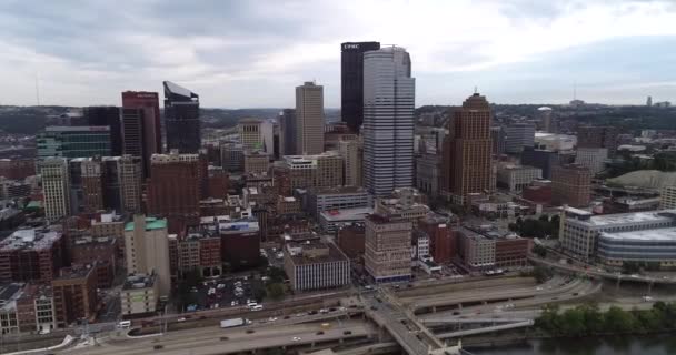 Aerial View Pittsburgh Pennsylvania Daytime Business District Monongahela River Background — Stock video